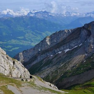 Výhledy z vrcholu Pilatus směrem k Alpám. Švýcarsko