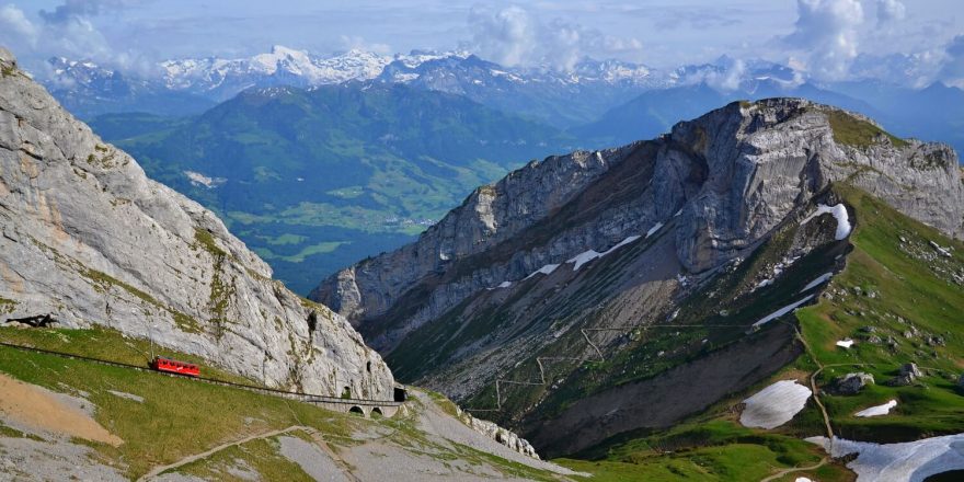 Výhledy z vrcholu Pilatus směrem k Alpám. Švýcarsko