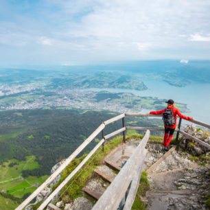 Z vrcholu hory Pilatus se otvírají nádherné výhledy na Lucernské jezero. Foto Switzerland Tourism / Francesco Baj
