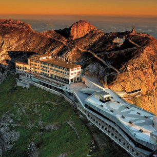 Vrchol Pilatus s horským hotelem Pilatus Kulm, Švýcarsko. Foto Pilatus Bahnen AG