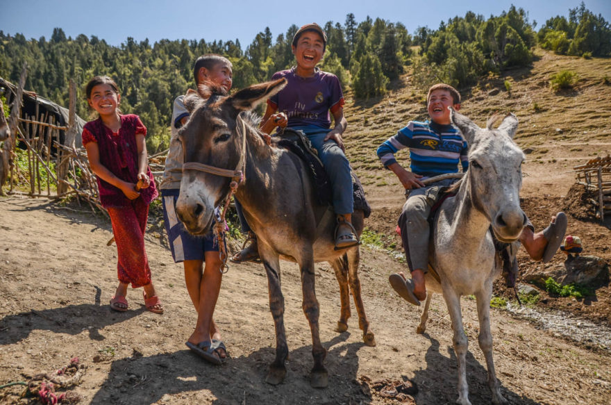 Městské děti na prázdninách v horách, Kyrgyzstán, Foto Arsenij Baljajev