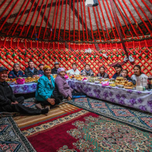 Rodinná oslava v jurtě, Kyrgyzstán, Foto Arsenij Baljajev