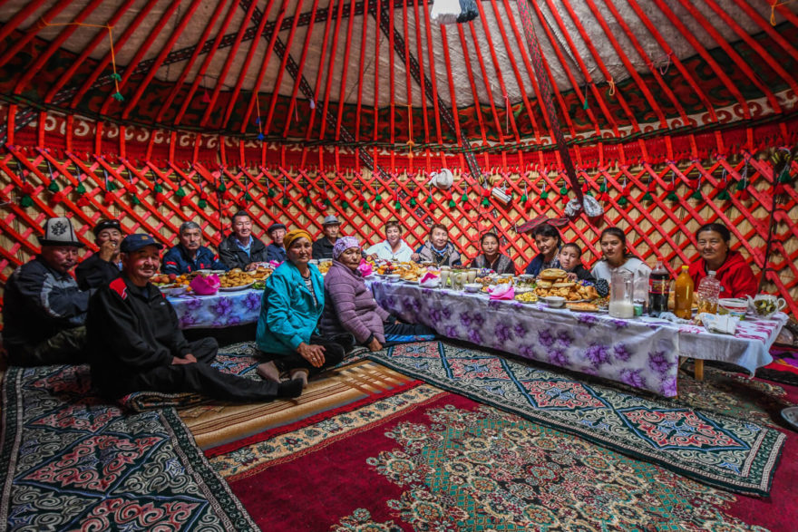 Rodinná oslava v jurtě, Kyrgyzstán, Foto Arsenij Baljajev
