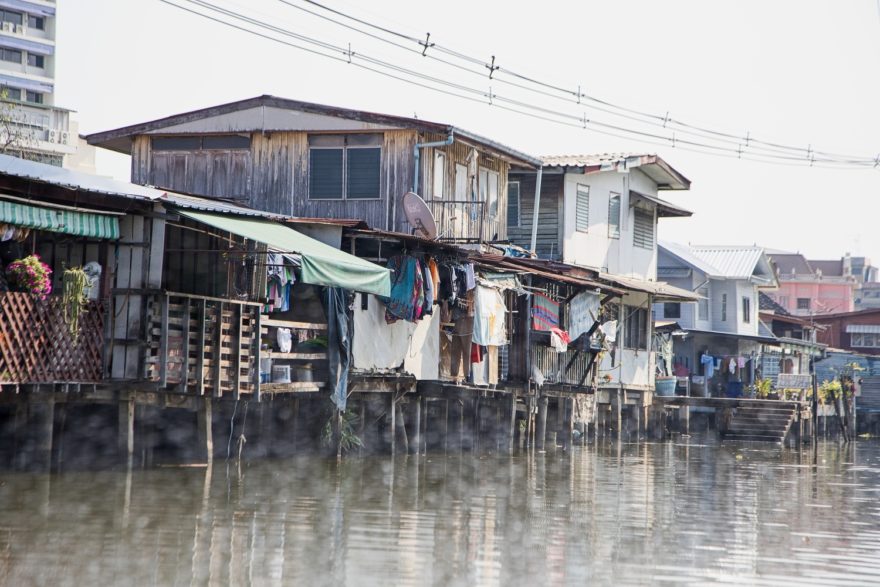 Vodní kanály s domy na kůlech, centrální Bangkok, Thajsko, Foto: David Hainall