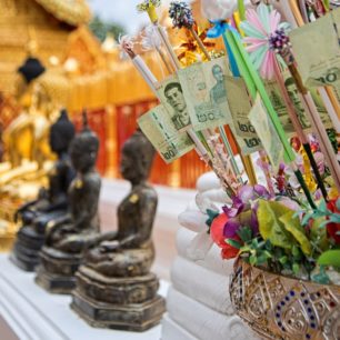 Sošky Buddhů v chrámu Wat Phra That Doi Suthep nad městem Chiang Mai, Thajsko, Foto: David Hainall