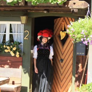 Wolfach, dívka s kloboukem Bollenhut, Schwarzwald, Bádensko-Württembersko, Foto Schwarzwald Tourismus