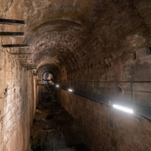 Tunel pod hlavním náměstí v Cazorle umonil stavbu kostela Svaté Marie, Sierras de Cazorla, Andalusie, autor: Michal Kroužel