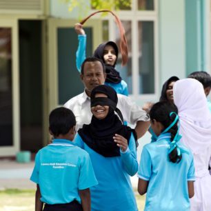 Hra na slepou bábu ve škole Laamu Atoll School na ostrově Maabaidhoona na souostroví na Laamu atolu, Maledivy, foto: Lucie Mohelníková