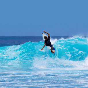 Surf u ostrova Thulusdhoo, severní Male atol, Maledivy, foto: Lucie Mohelníková