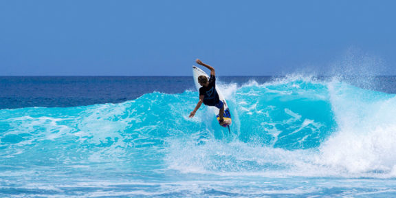 Chytit tu správnou vlnu není v surfování snadné. Naučit se to můžete třeba v Maroku!