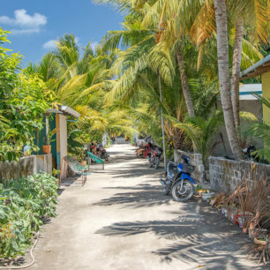 Ulice na Kamadhoo, Baa atol, Maledivy, foto: Lucie Mohelníková