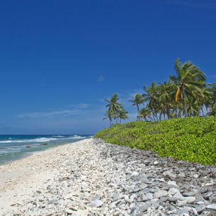 Různě oblázková pláž na Fuvahmulah, Gnaviyani atol, Maledivy, foto: Lucie Mohelníková