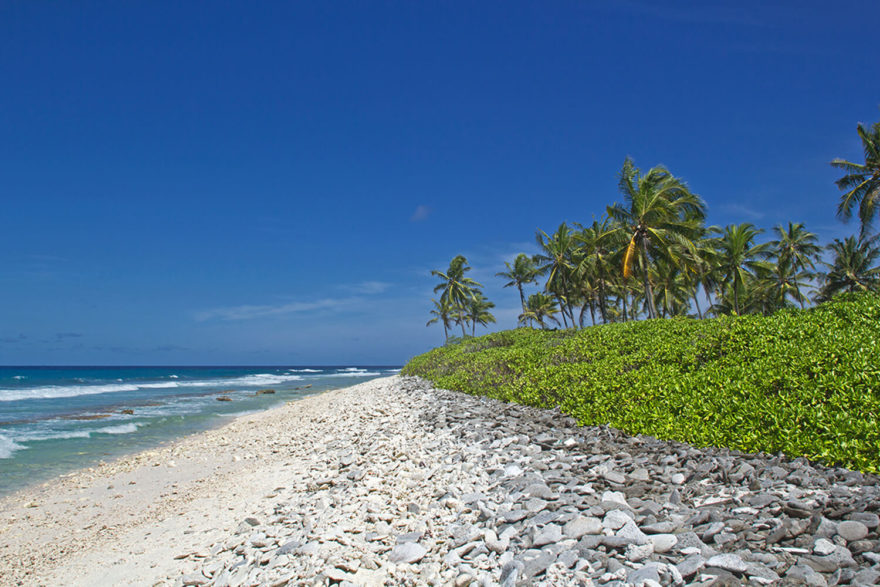 Různě oblázková pláž na Fuvahmulah, Gnaviyani atol, Maledivy, foto: Lucie Mohelníková