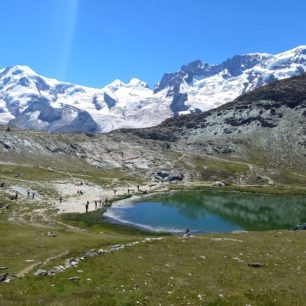 Stezka vede i okolo alpského jezera Riffelsee, Zermatt, Švýcarsko, autor: Lucie Šajnarová