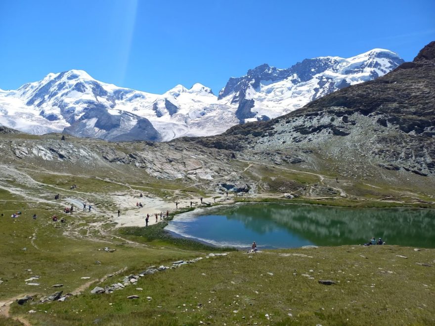 Stezka vede i okolo alpského jezera Riffelsee, Zermatt, Švýcarsko, autor: Lucie Šajnarová