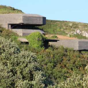 Ploché stavby někdejších nacistických pozorovatelen, Guernsey, autor: Vratislav Košťál