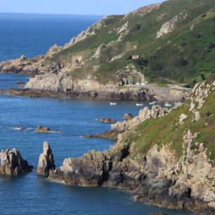 Rozeklané jižní pobřeží Guernsey doslova láká k pěším túrám, autor: Vratislav Košťál