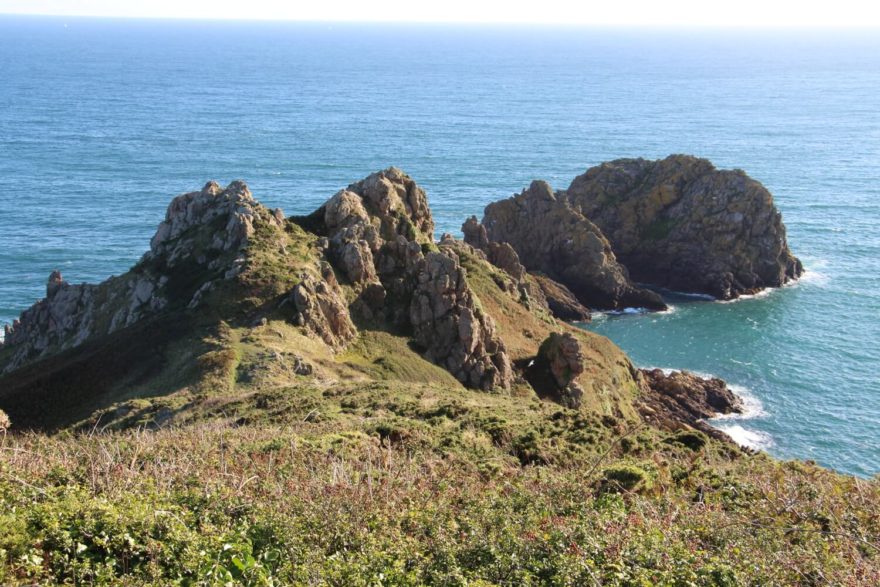 Vpravdě fascinující guernseyské útesy vybíhají daleko do Atlantiku, Guernsey, autor: Vratislav Košťál