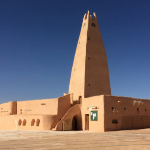 Typická mešita s minaretem, Ghardája, Alžírsko, autor: Omar Jamaein