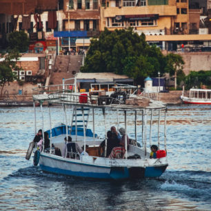 K přesunům mezi ostrůvky v Asuánu je nejlepší využít tradiční malé loďky, jižní Egypt, autor: Martina Podhůrská