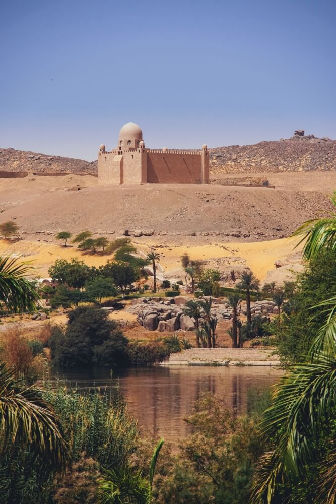 Mauzoleum imáma Ágy Chána na západním břehu řeky nabízí krásné výhledy na kontrast pouštní krajiny a údolí Nilu, jižní Egypt, autor: Martina Podhůrská