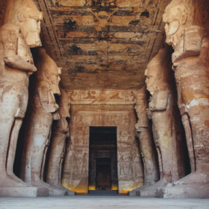 Chrámy byly postaveny s nevídanou přesností s ohledem na pohyb slunce během roku, Abú Simbel, jižní Egypt, autor: Martina Podhůrská