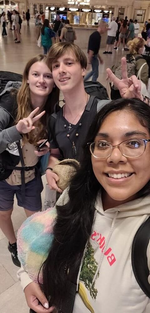 Work and Travel, USA, Jakub s Lindou na společné fotce s indiánskou kamarádkou, autor: Jakub Kapoun