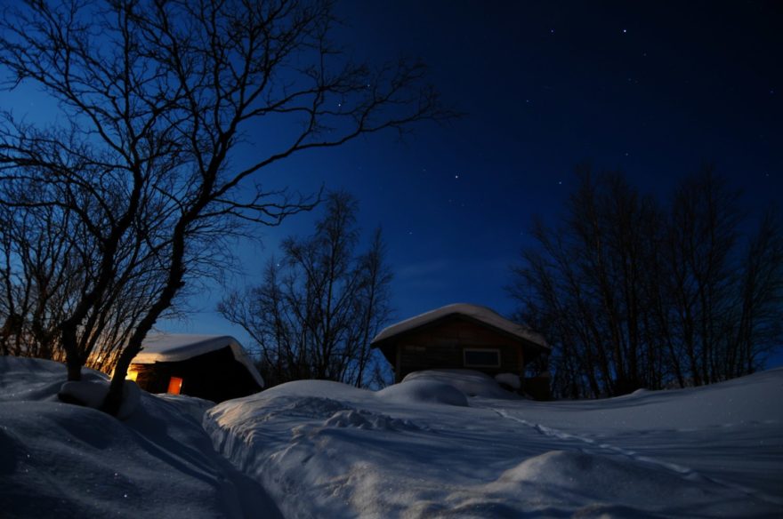 Arktická idylka - tmavomodrá, nikoliv černá, je barva polárních nocí