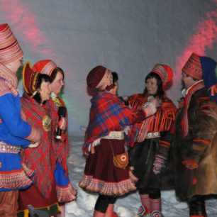 Zahájení Sámského filmového festivalu před velkou ledovou stěnou sloužící jako promítací plátno