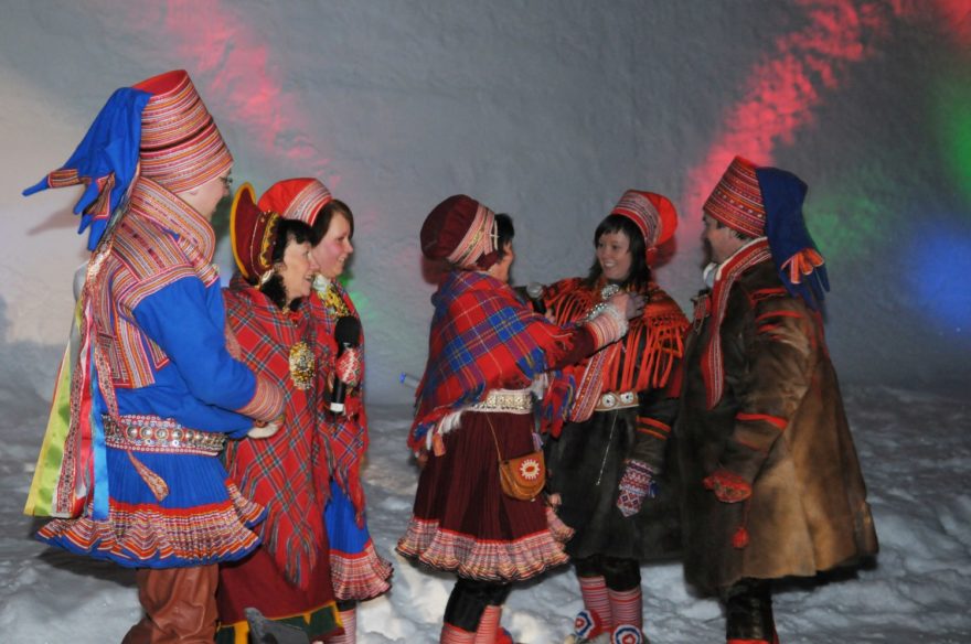 Zahájení Sámského filmového festivalu před velkou ledovou stěnou sloužící jako promítací plátno