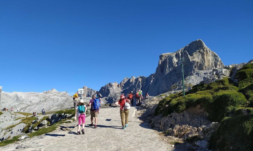 Cesta k lanovce jedoucí do pohoří