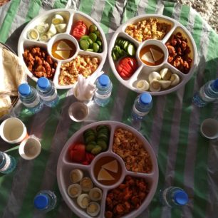 Snídaně v poušti Ománu