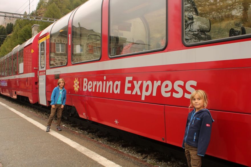 Bernina Express na své zastávce v Alp Grüm, Švýcarsko, autor: Petra Greifová
