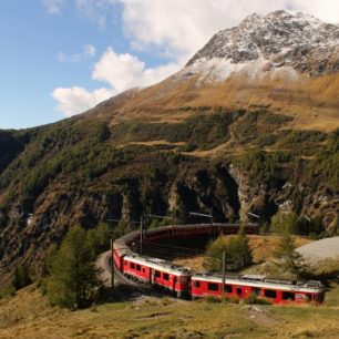 Červený vláček Rhétské dráhy se šplhá přes Alp Grüm až do sedla Bernina, Švýcarsko, autor: Petra Greifová