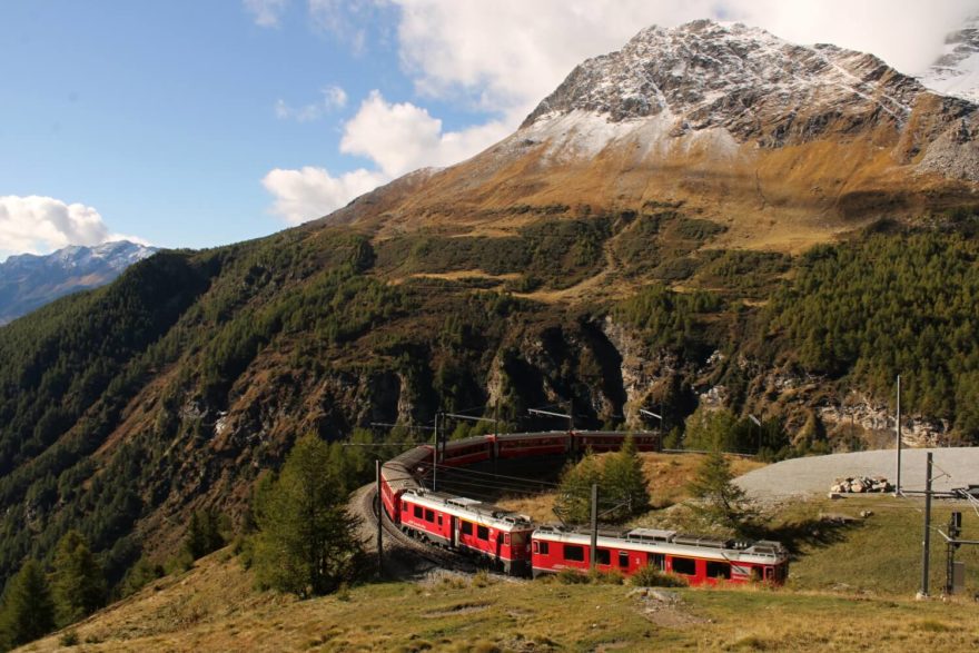 Červený vláček Rhétské dráhy se šplhá přes Alp Grüm až do sedla Bernina, Švýcarsko, autor: Petra Greifová