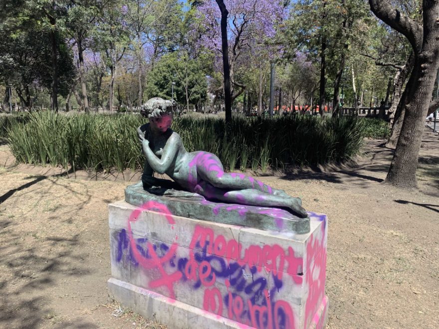 V den protestu ženy posprejují i památky