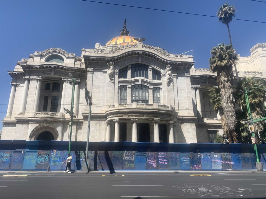 Nainstalovaný plot v době prostestu, který má chránit důležité budovy