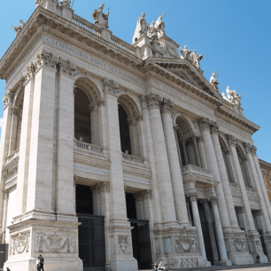 Monumentální vstup do Lateránské papežské baziliky