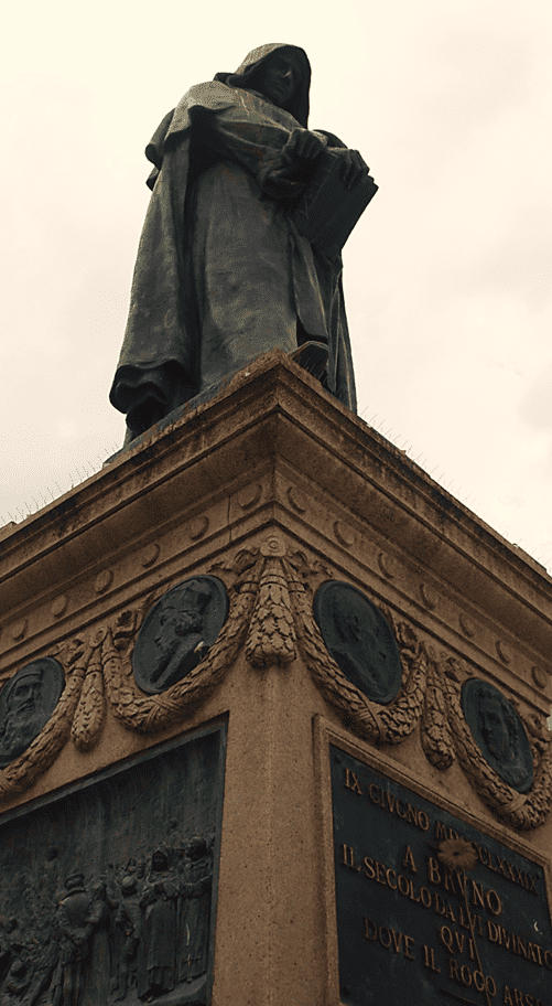 Památník kacířům na Campo de Fiori se sochou Giordana Bruna