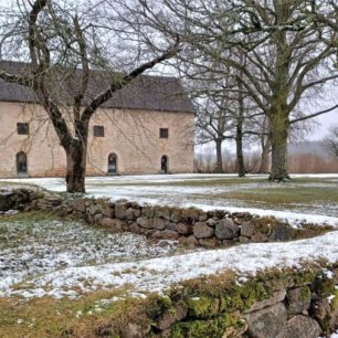 Bývalá klášterní sýpka v níž jsou dnes vystaveny nálezy z vykopávek, Klášter Vreta, Švédsko, autor: Michaela Dlouhá