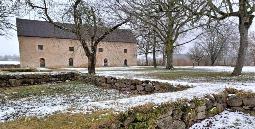 Bývalá klášterní sýpka v níž jsou dnes vystaveny nálezy z vykopávek, Klášter Vreta, Švédsko, autor: Michaela Dlouhá