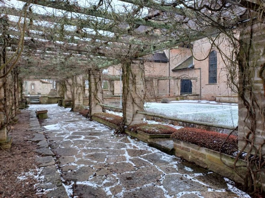 Pozůstalé konstrukce obehnané břečťanem, Klášter Vreta, Švédsko, autor: Michaela Dlouhá