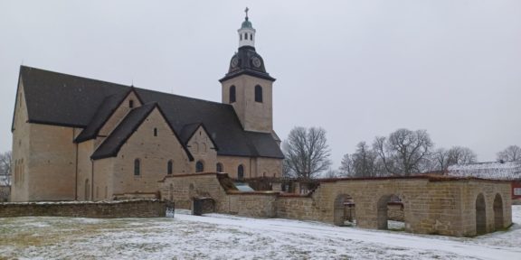 Švédský klášter z raného středověku na břehu jezera Roxen 