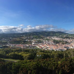Panorama z Monte Brasil tyčící se nad Angrou de Herosimo