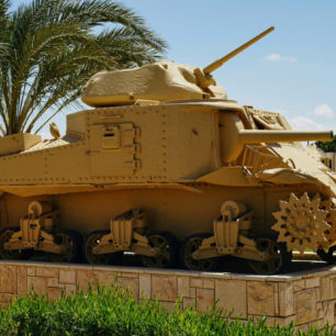 Tank z bitvy u El Alamein, Egypt, autor: CK Blue style