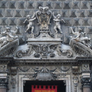 Opulentní neapolské baroko dává zapomenout na zlověstnou blízkost Vesuvu