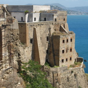 Pevnost na ostrově Procida vyrůstá na úpatí sopky