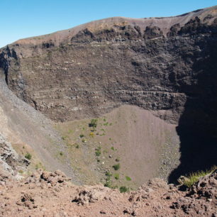 Pohled do zatím klidného kráteru, čili Vesuvu