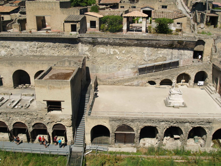 Situace někdejšího přístavu Herculaneum, jenž dnes leží 6 metrů pod povrchem