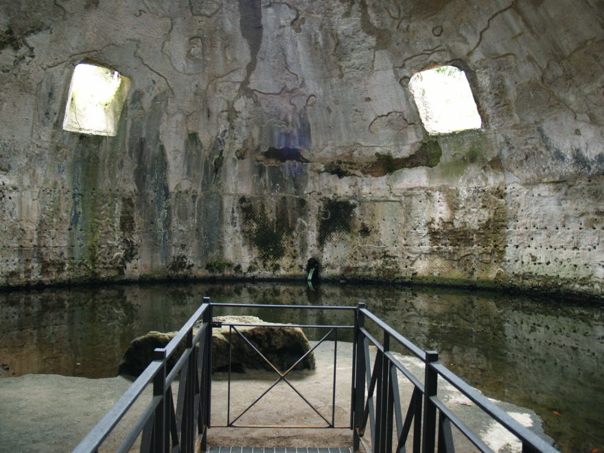 Uvnitř Baiské kupole nořící se pomalu do mořských vod